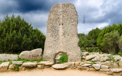 Holidays in Sardinia: excursion to Li Mizzani tomb of giants in Palau